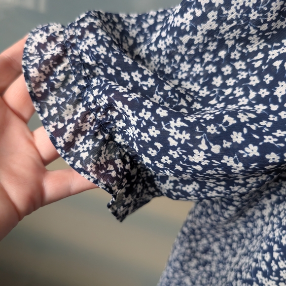 J. Crew Blue and White Floral Blouse Short Sleeve Button-up - Large - Picture 4 of 9